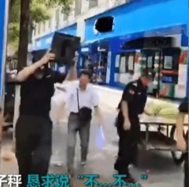 湖南身着国旗人员当街曝砸水果摊官方：非系街道保安(图3)