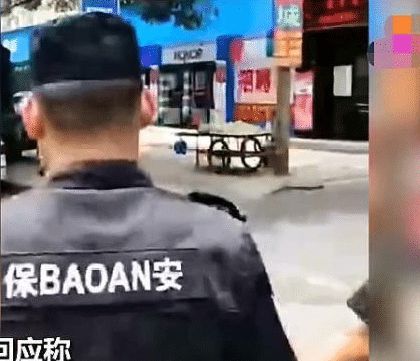 湖南身着国旗人员当街曝砸水果摊官方：非系街道保安(图4)